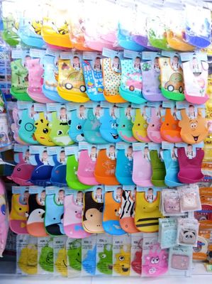 母嬰用品一站式選購(gòu)指南 從圍嘴到爬爬墊，廠家直銷更安心