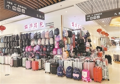 開學(xué)季遇上旅游熱，南昌箱包市場(chǎng)銷售火爆，日用百貨同步升溫